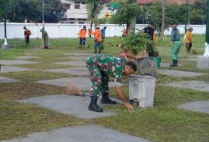 Gandeng Warga, Babinsa Keprabon Laksanakan Kerja Bakti Pembersihan Lingkungan di Lapangan Pamedan Puro Mangkunegaran