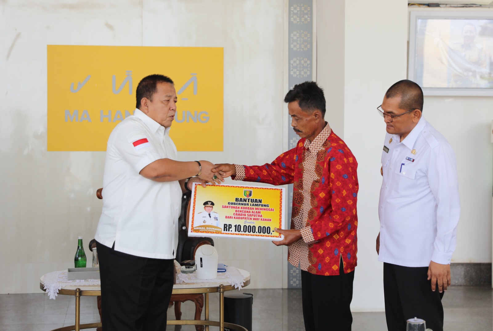 Gubernur Arinal Beri Santunan kepada Keluarga Korban Meninggal Musibah Banjir dan Longsor di Way Kanan dan Lampung Utara