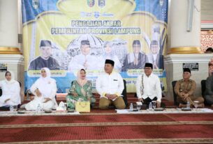 Gubernur Arinal dan Ibu Riana Bersama Ribuan Masyarakat Hadiri Pengajian Akbar Pemprov Lampung di Masjid Agung Taqwa Kota Metro