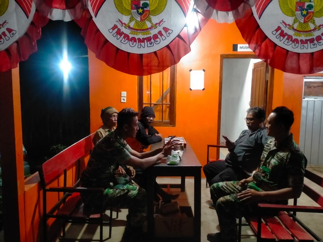 Guna Menjaga Kondusifitas Wilayah, Babinsa Aktif Laksanakan Patroli Malam Hari