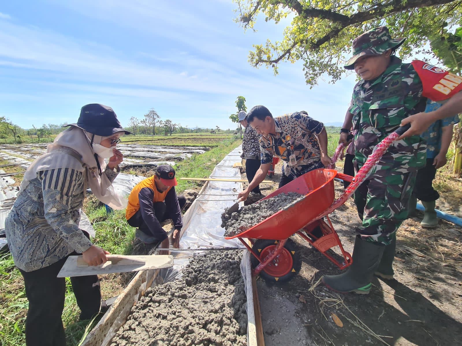 Guna Permuda Mengangkut Hasil Panen, Ini Yang Dilakukan Babinsa Bersama Warga