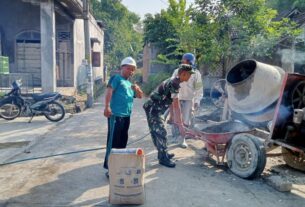 Guna Tingkatkan Fasilitas Umum, Babinsa Bantu Pembangunan Talud Jalan 150 Meter