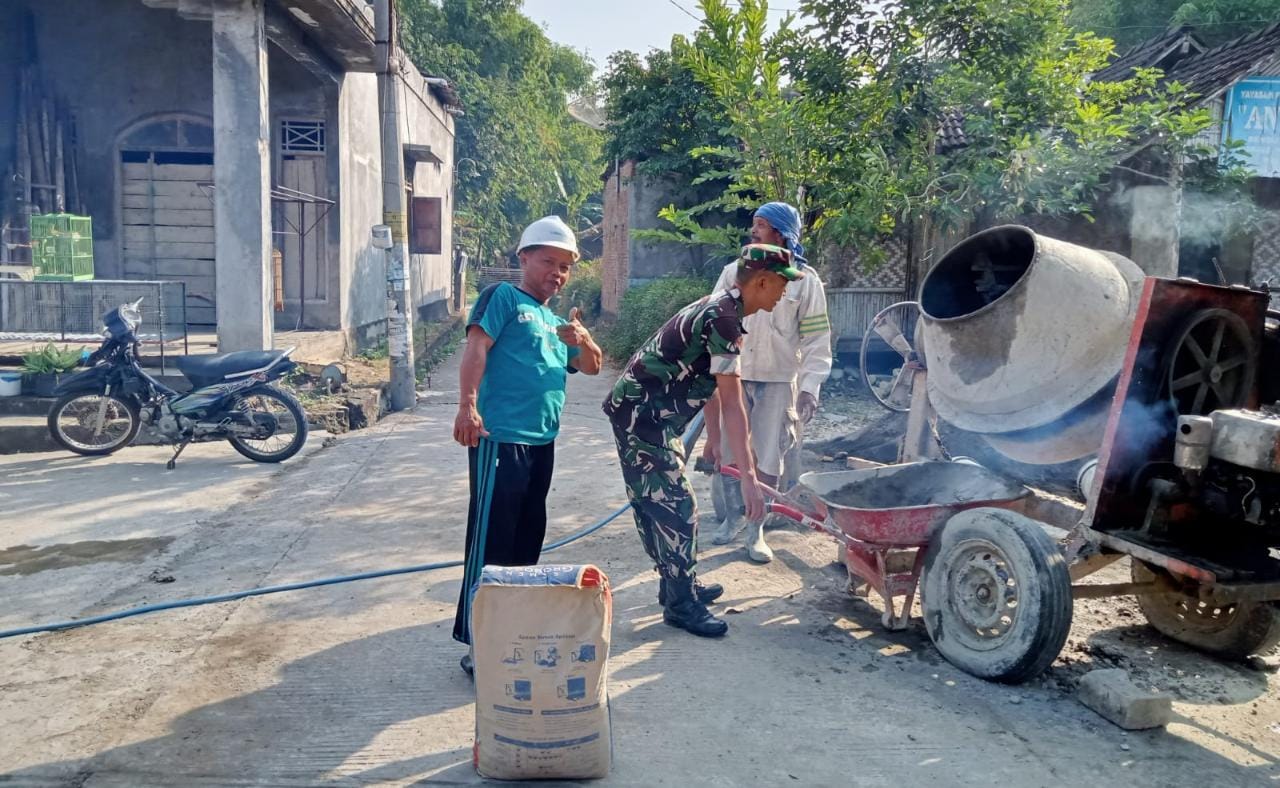 Guna Tingkatkan Fasilitas Umum, Babinsa Bantu Pembangunan Talud Jalan 150 Meter