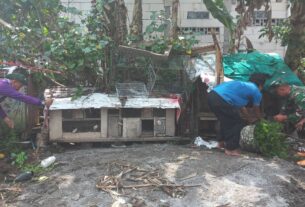 Guyub Rukun, Banbinsa Kelurahan Banyuanyar Bersama Warga Kerjabakti Bersihkan Lingkungan