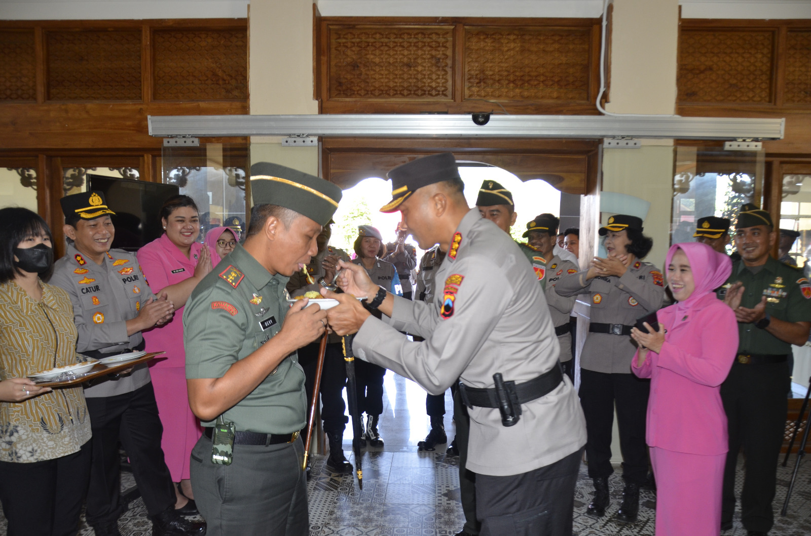 HUT Bhayangkara Ke-77, Korem 074/Wrt Dan Kodim 0735/Ska Berikan Kejutan Kepada Kapolresta Surakarta