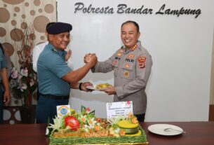 Hari Bhayangkara Ke 77, Lanal Lampung dan Yonif 9 Marinir Berikan Kejutan Kepada Polresta Bandar Lampung