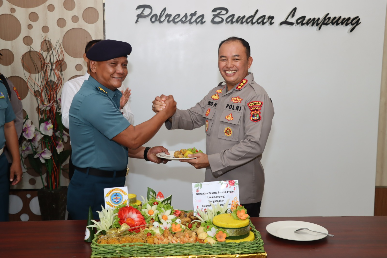 Hari Bhayangkara Ke 77, Lanal Lampung dan Yonif 9 Marinir Berikan Kejutan Kepada Polresta Bandar Lampung