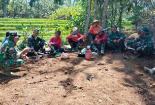 Jalin Keakraban, Babinsa Manfaatkan Waktu Istirahat Dengan Komsos Bersama Warga