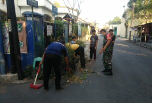 Jelang Hari Kemerdekaan, Babinsa Jayengan Bersama Warga Kerja Bakti.