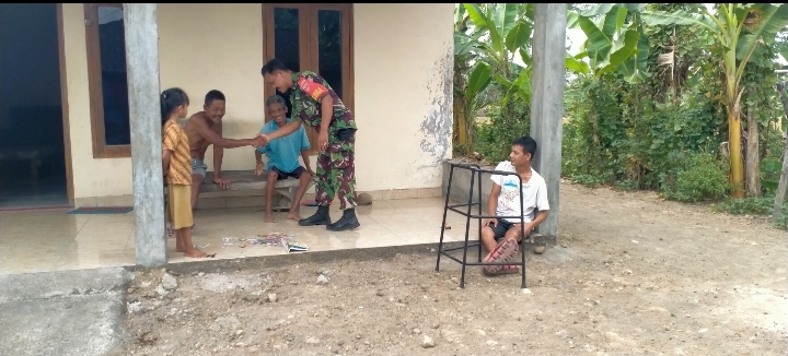 Jenguk Warga yang Sakit, Buktikan Babinsa Peduli Kesusahan Rakyat