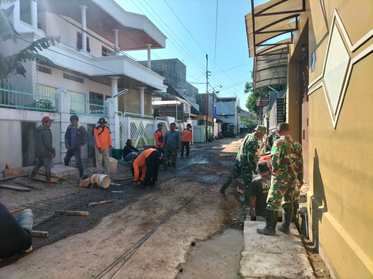 Kebersamaan Antara TNI dan Warga di TMMD Kodim Solo.