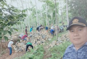 Kepala desa Pekon Negeri Ratu ngaras Bersama masyarakat Gotong royong Pengerasan jalan