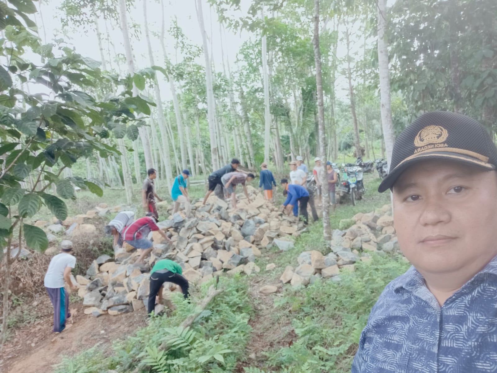 Kepala desa Pekon Negeri Ratu ngaras Bersama masyarakat Gotong royong Pengerasan jalan