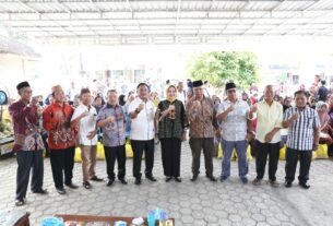 Ketua LKKS Ibu Riana Sari Arinal Berikan Ratusan Bantuan Sembako di Kabupaten Tulang Bawang dan Tulang Bawang Barat