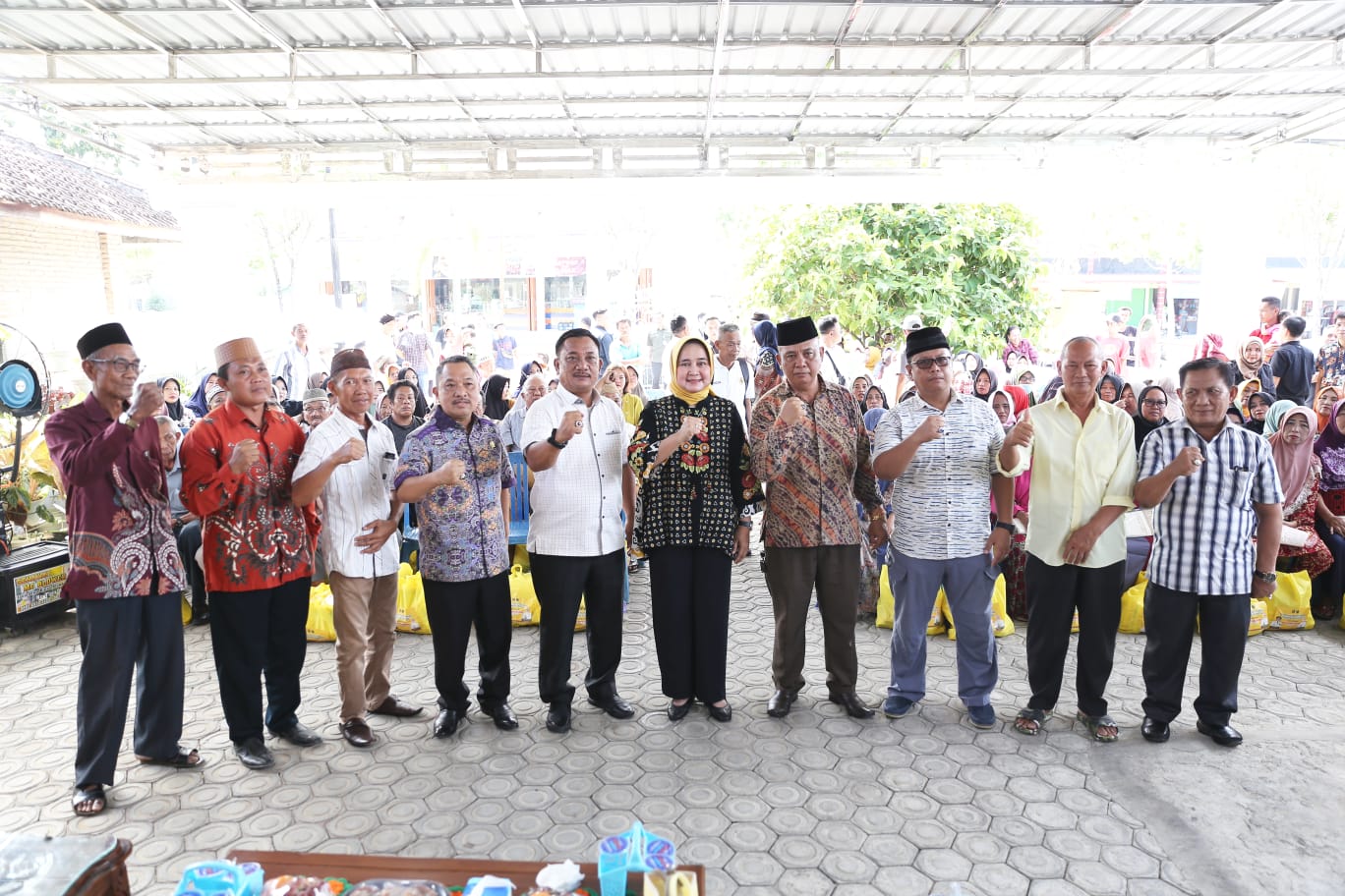 Ketua LKKS Ibu Riana Sari Arinal Berikan Ratusan Bantuan Sembako di Kabupaten Tulang Bawang dan Tulang Bawang Barat