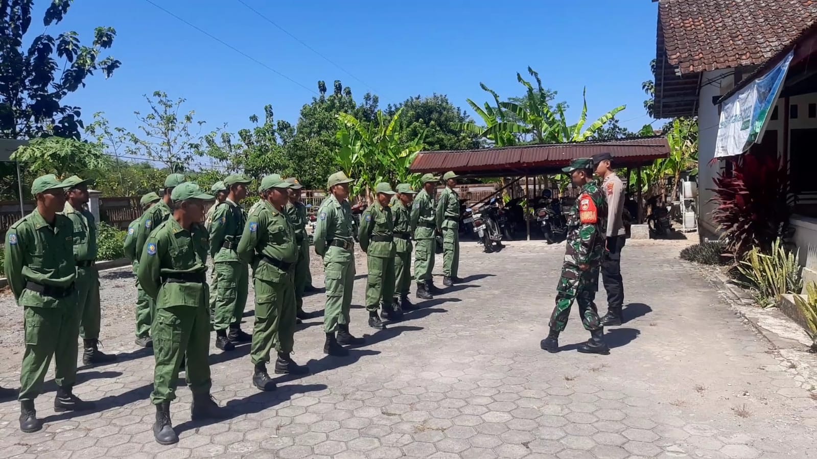 Kompak !! Babinsa Dan Bhabinkamtibmas Berikan Pembekalan Kepada Linmas Gumiwang Lor