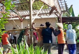 Kompak, Babinsa Sumberrejo Bojonegoro bersama Mahasiswa KKN bantu Perbaiki Rumah Warga