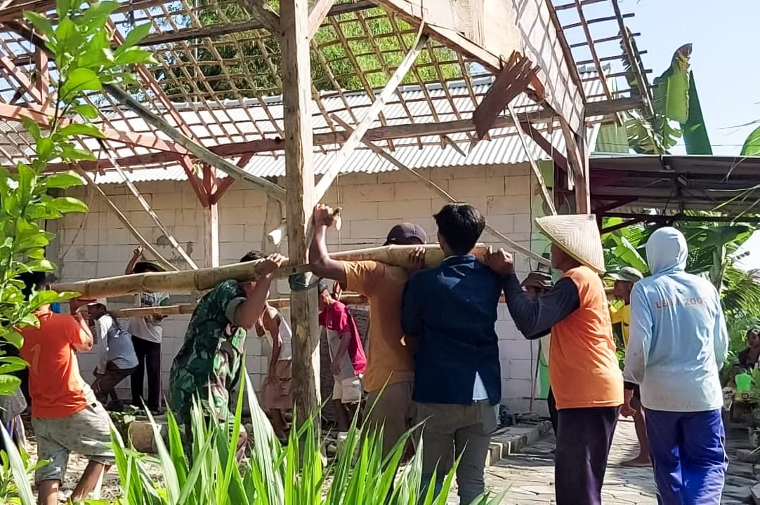 Kompak, Babinsa Sumberrejo Bojonegoro bersama Mahasiswa KKN bantu Perbaiki Rumah Warga