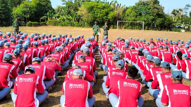 MPLS SMK 2 Pancasila, TNI Di Jatisrono Tanamkan Cinta Tanah Air Dan Latih PBB