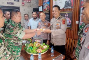 Nasi Tumpeng Dari TNI Hiasi Ucapan Selamat Ulang Tahun Kepada Anggota Polsek Johan Pahlawan Jajaran Polres Aceh Barat