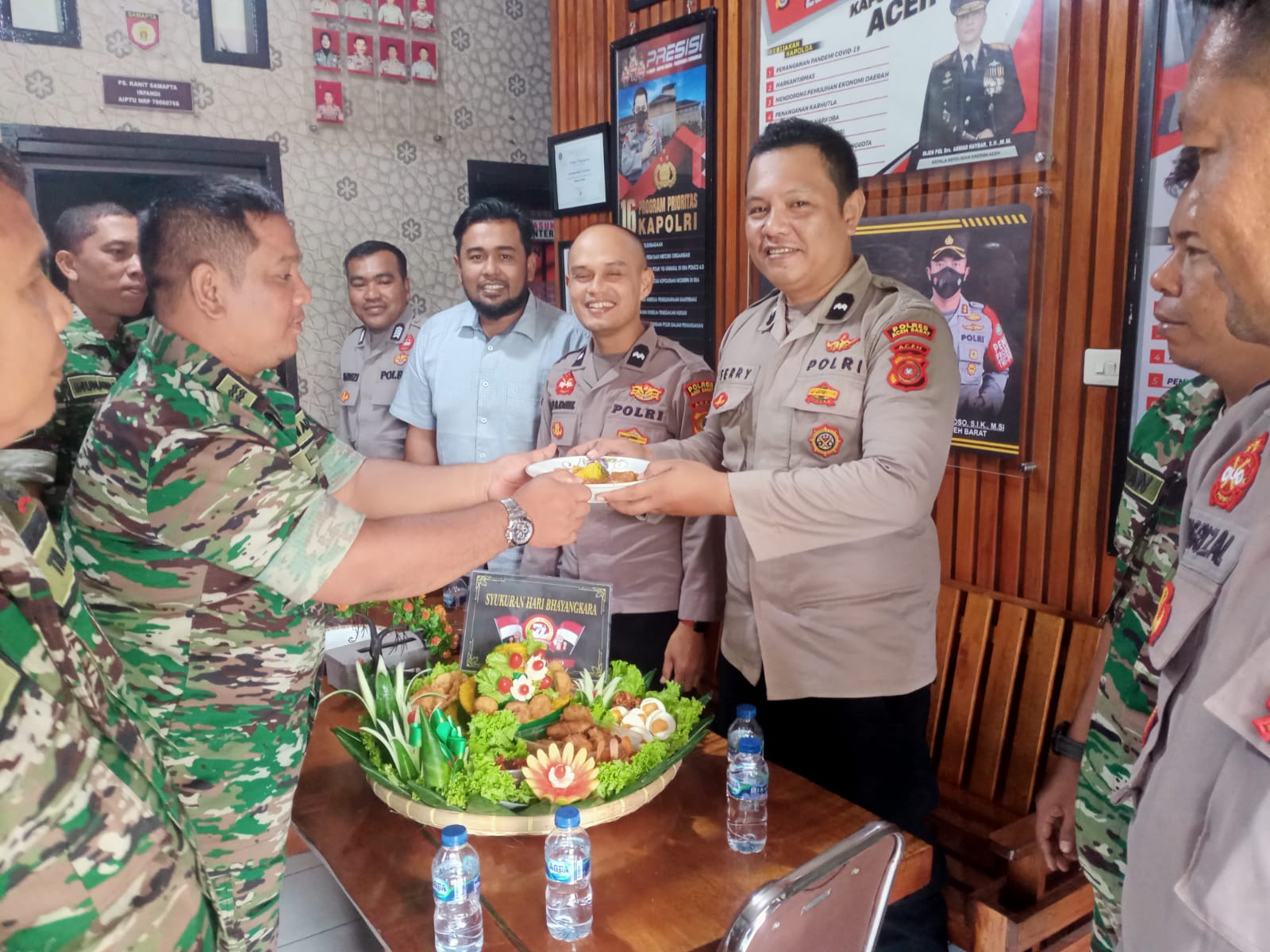 Nasi Tumpeng Dari TNI Hiasi Ucapan Selamat Ulang Tahun Kepada Anggota Polsek Johan Pahlawan Jajaran Polres Aceh Barat