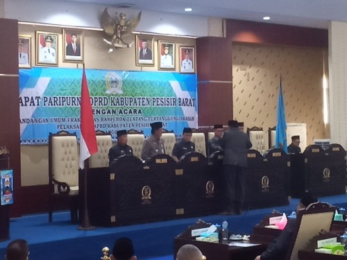 Paripurna DPRD pandangan umum fraksi atas ranperda tentang pertanggungjawaban pelaksanaan APBD.