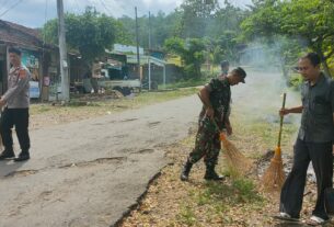 Peduli Lingkungan, TNI-Polri Dan Warga Bersih-Bersih Pasar Kedungrejo