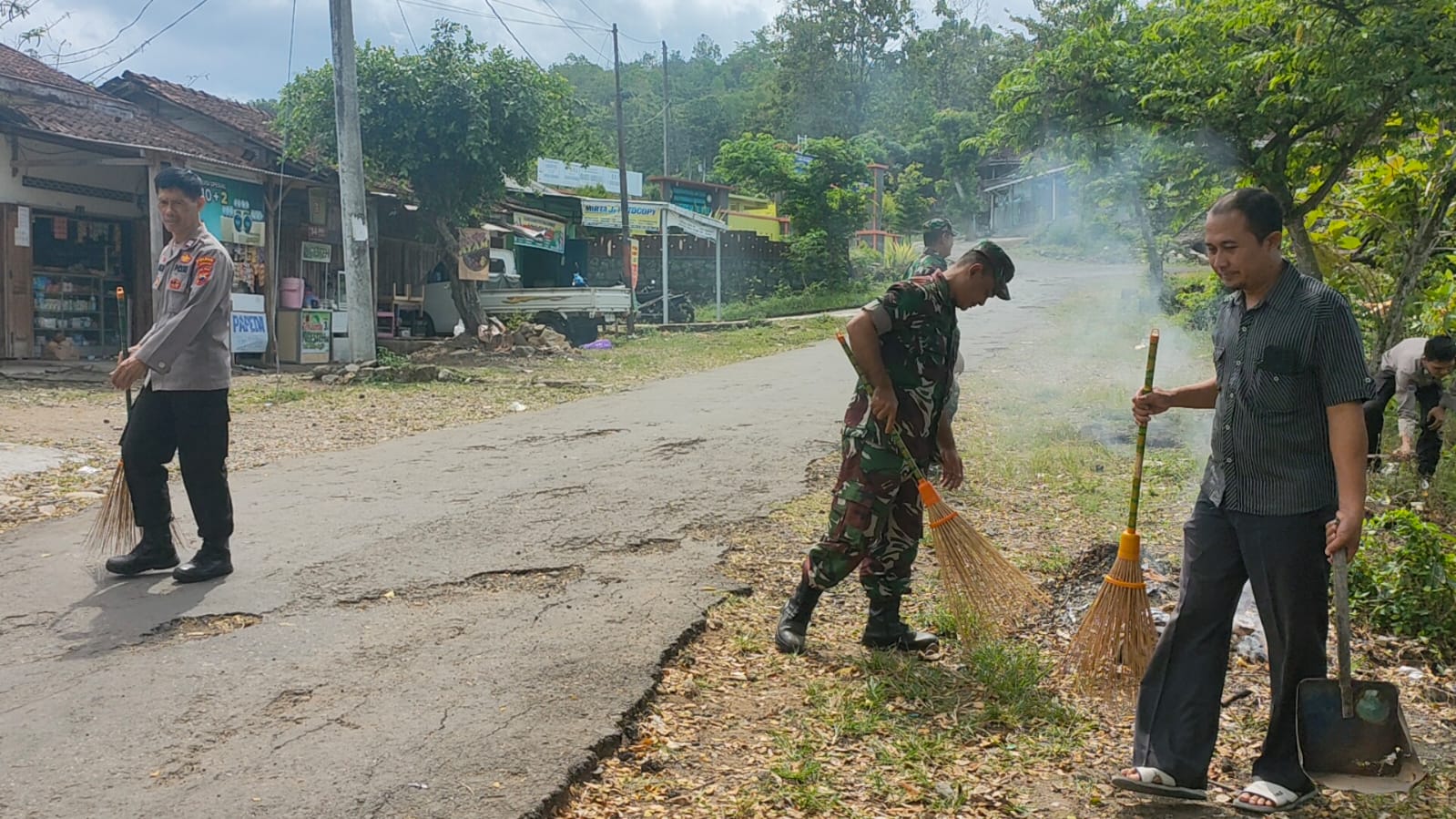 Peduli Lingkungan, TNI-Polri Dan Warga Bersih-Bersih Pasar Kedungrejo