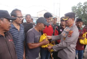 Pelayanan Presisi, Kapolresta Bandar Lampung Bagikan Paket Bantuan Sosial Kepada Masyarakat Kurang Mampu