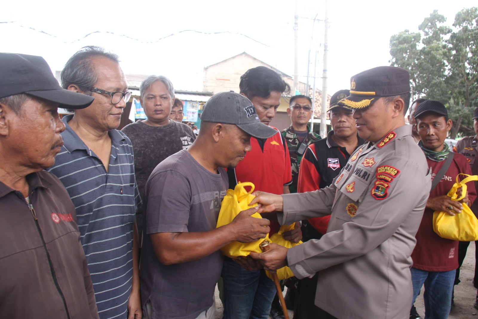 Pelayanan Presisi, Kapolresta Bandar Lampung Bagikan Paket Bantuan Sosial Kepada Masyarakat Kurang Mampu