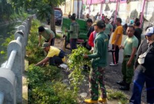 Pelihara Kebersihan Lingkungan, Babinsa Kelurahan Gilingan Kerja Bakti bersama Warga