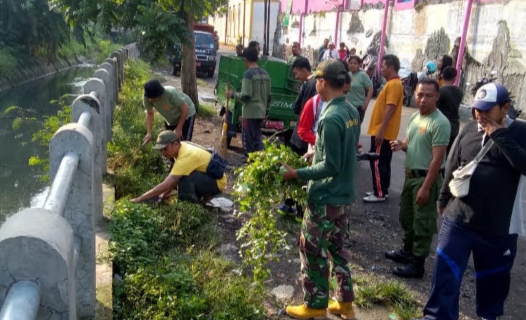Pelihara Kebersihan Lingkungan, Babinsa Kelurahan Gilingan Kerja Bakti bersama Warga