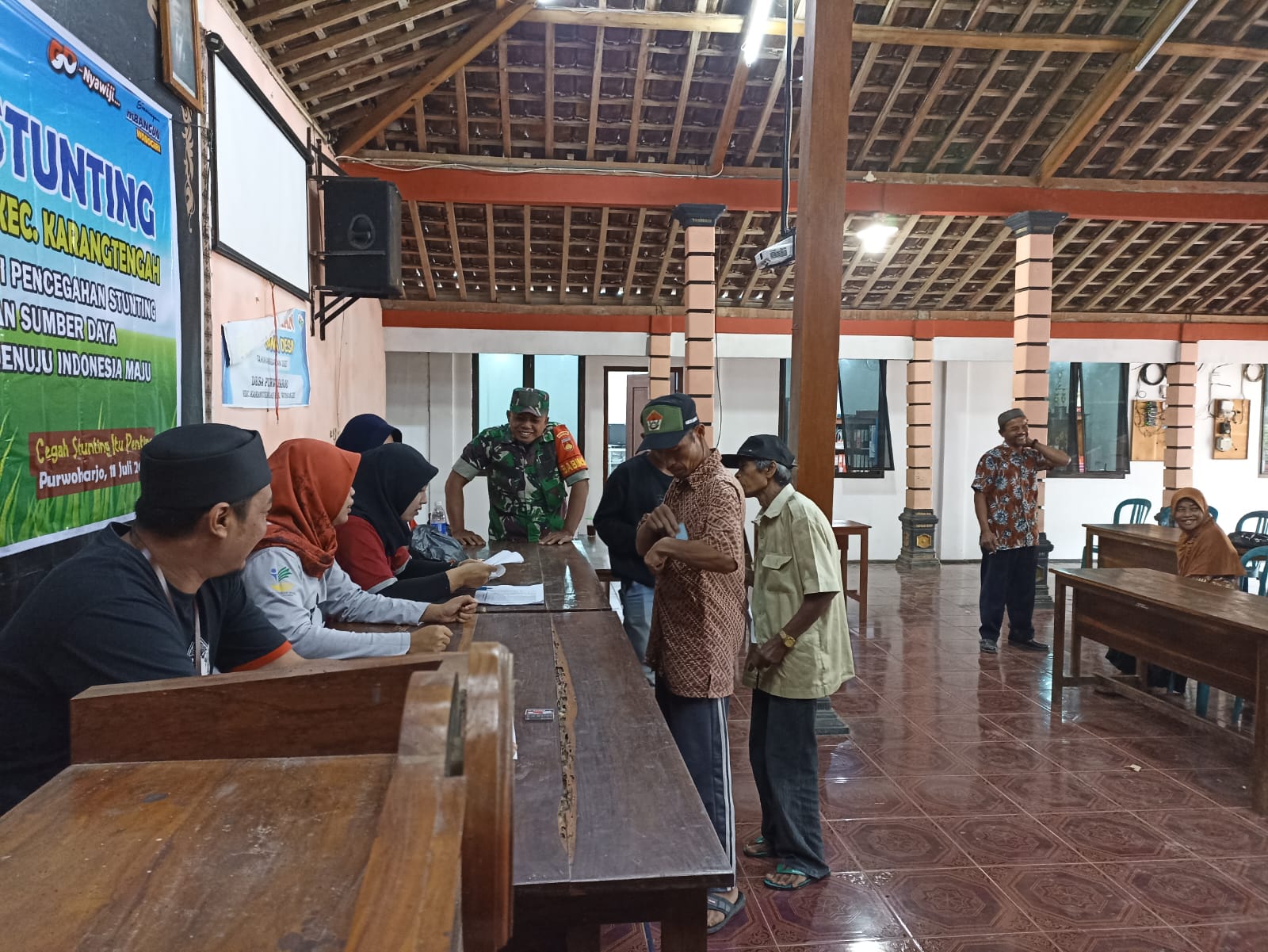 Pendampingan Babinsa Purwoharjo Dalam Penyaluran BPNT