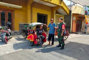 Pengayuh Becak di Kampung Batik Kauman Jadi Sasaran Komsos Babinsa Pasar Kliwon, Ini Alasannya