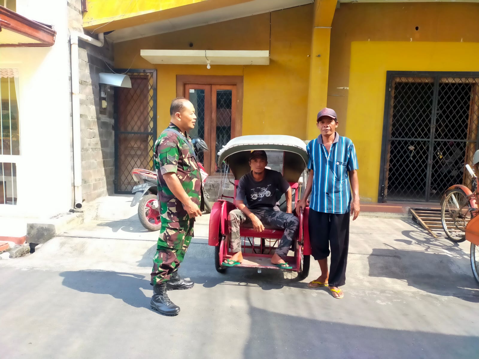 Pengayuh Becak Jadi Sasaran Komsos Babinsa Koramil 05/Pasar Kliwon,Ini Alasannya