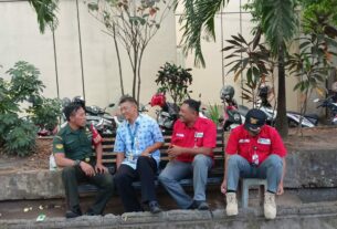 Penuh Keakraban, Babinsa Kampung Baru Komsos Dengan Petugas Keamanan di Komplek Balaikota Surakarta