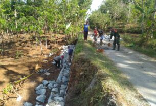 Peran Aktif Babinsa Dalam Percepatan Pembangunan Di Desa Binaan Dengan Turut Langsung Dalam Karya Bakti Pembuatan Talud