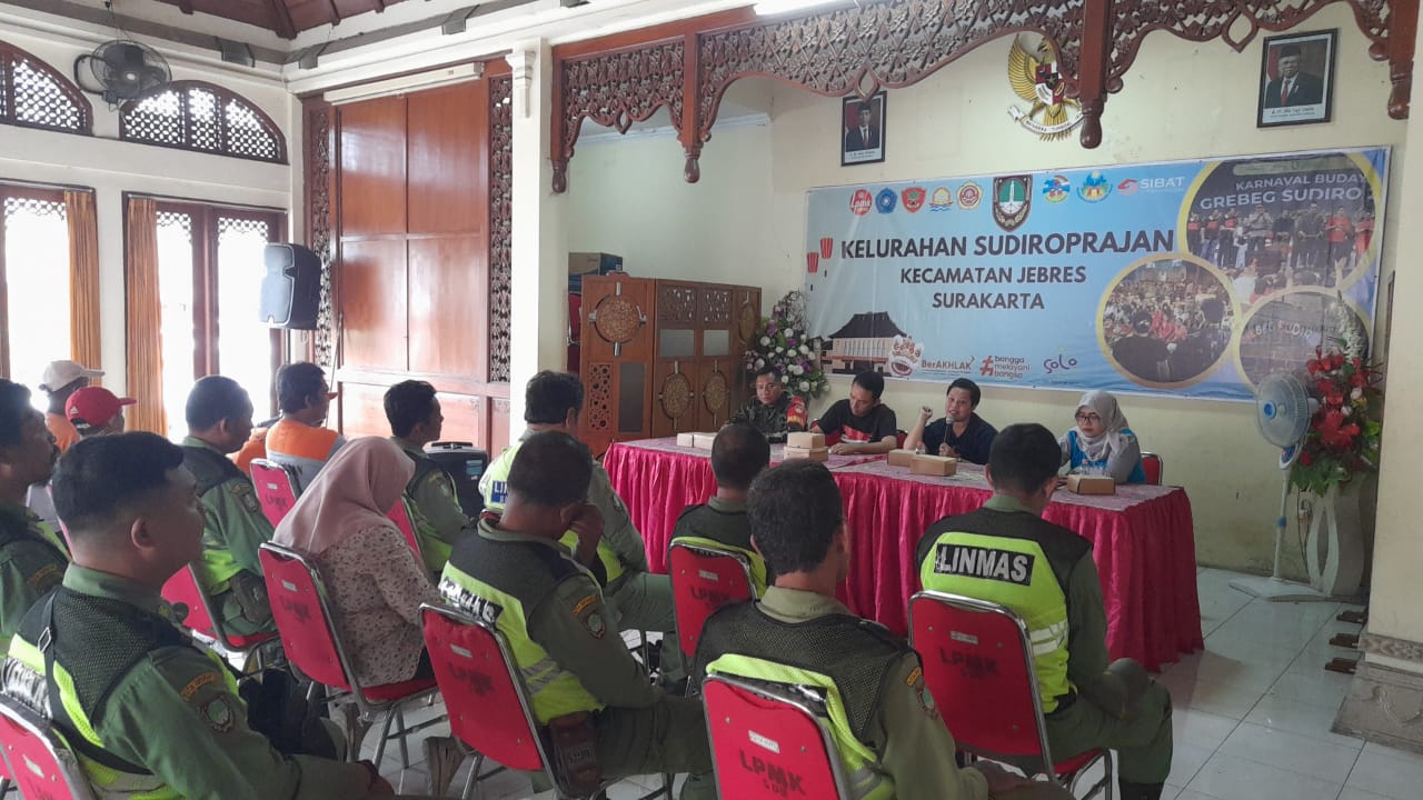 Peran Aktif Babinsa Sudiroprajan Dalam Rapat Koordinasi Dan Evaluasi Tingkatkan Kinerja Linmas Dan TKPK