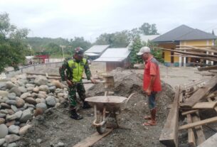 Percepat Pembangunan Rumah, Koptu Rosman Almuzakir Bantu Warga Binaan Angkat Pasir