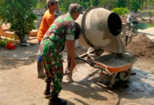 Pererat Silahtuhrahmi, Babinsa Bantu Pengecoran Menuju ke Makam