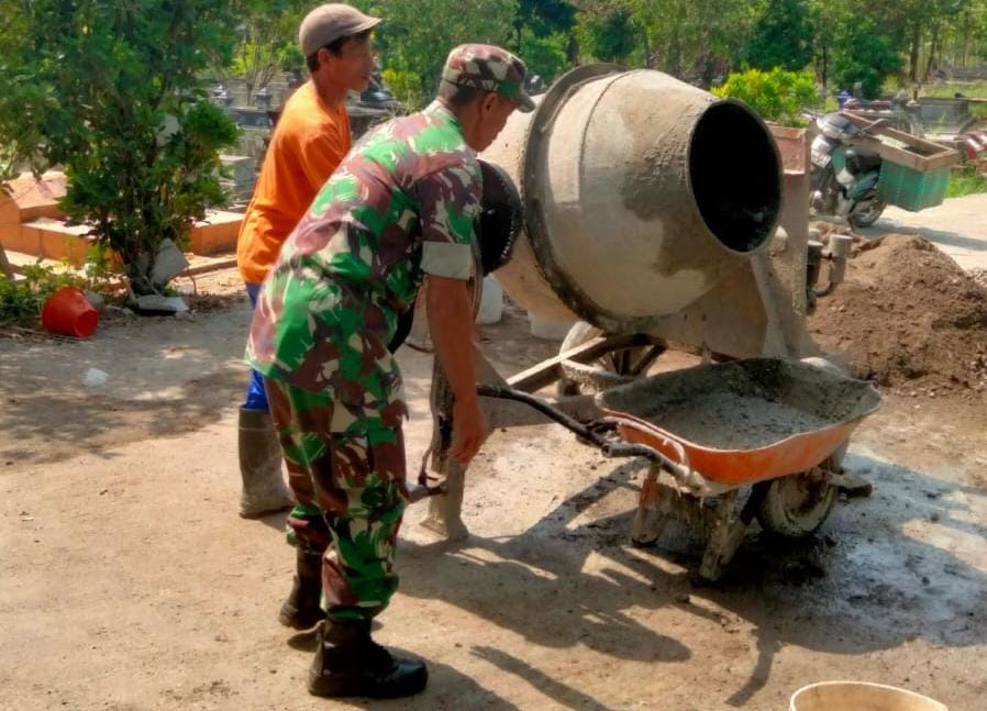 Pererat Silahtuhrahmi, Babinsa Bantu Pengecoran Menuju ke Makam