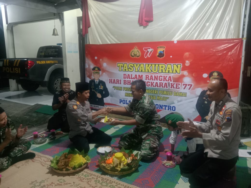 Pererat Sinergitas TNI-Polri, Koramil Jajaran Kodim Wonogiri Datangi Mapolsek Ikuti Malam Tirakatan Dan Ucapkan Selamat HUT Bhayangkara Ke-77