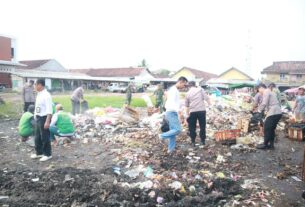 Polres Tulang Bawang Bersama TNI dan Warga Bersihkan Sampah di Terminal Pasar Unit 2