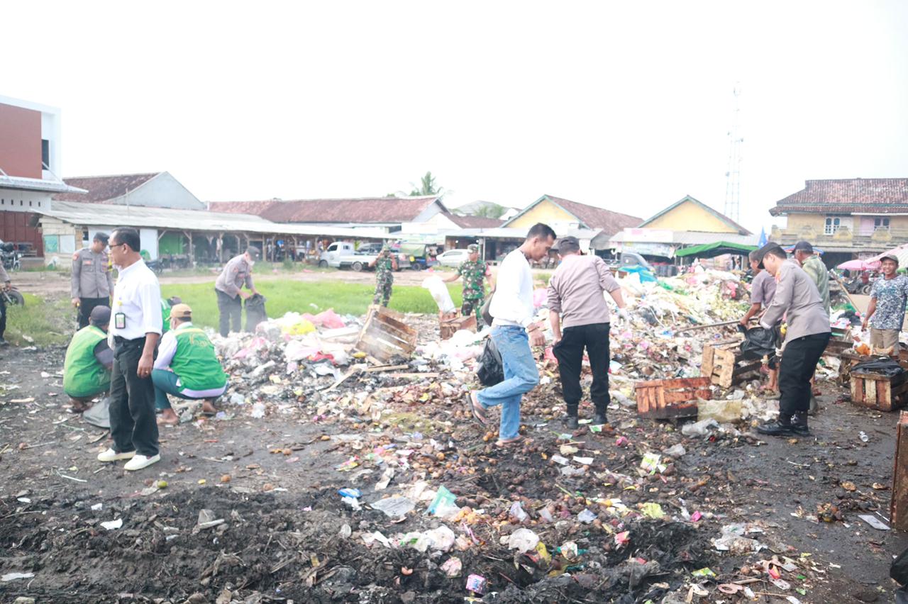 Polres Tulang Bawang Bersama TNI dan Warga Bersihkan Sampah di Terminal Pasar Unit 2