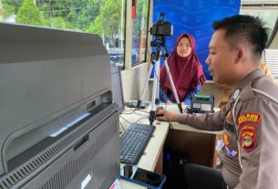 Polres pesibar adakan progeram pelayanan surat izin mengemudi keliling (SIM).