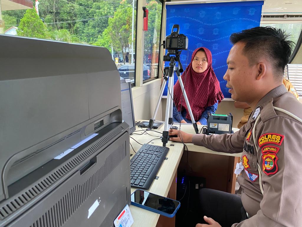 Polres pesibar adakan progeram pelayanan surat izin mengemudi keliling (SIM).