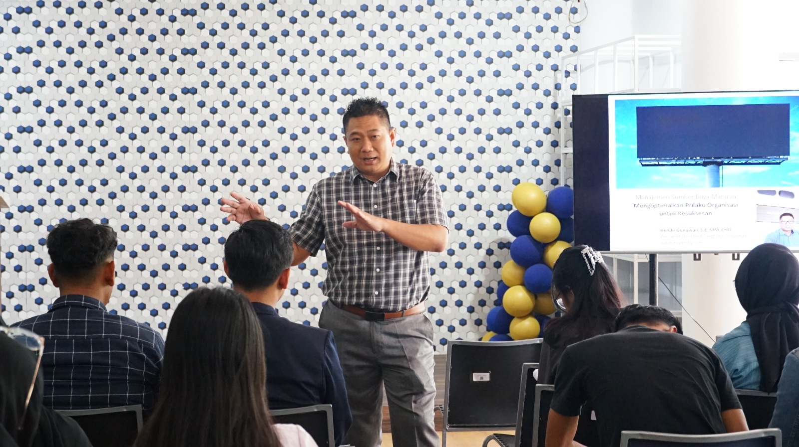 Prodi Manajemen IIB Darmajaya Hadirkan Praktisi Mengajar di Kelas