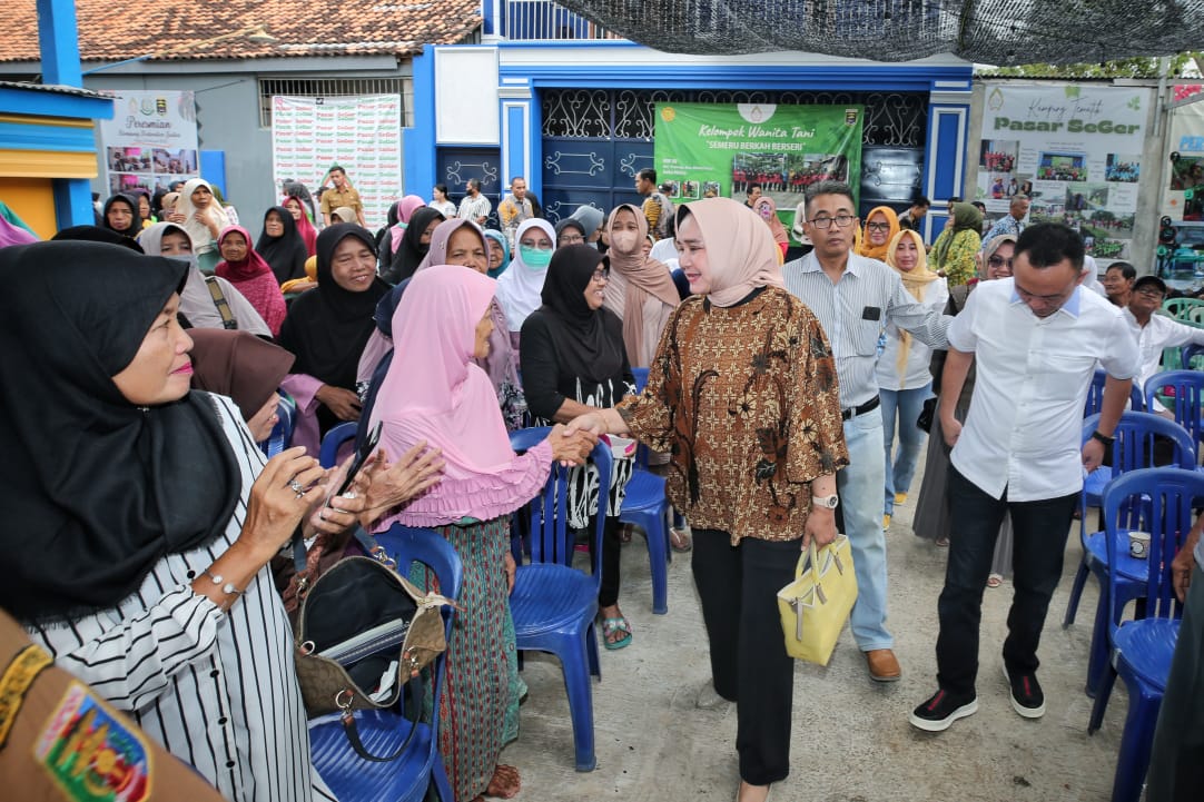 Riana Sari Arinal Bagikan Bantuan Sembako di Kota Metro dalam Rangka Harganas Tahun 2023