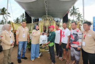 Riana Sari Arinal Berbagi Souvenir dan Paket Sembako Program Siger kepada Peserta Jumbara PMR Tingkat Nasional IX Tahun 2023