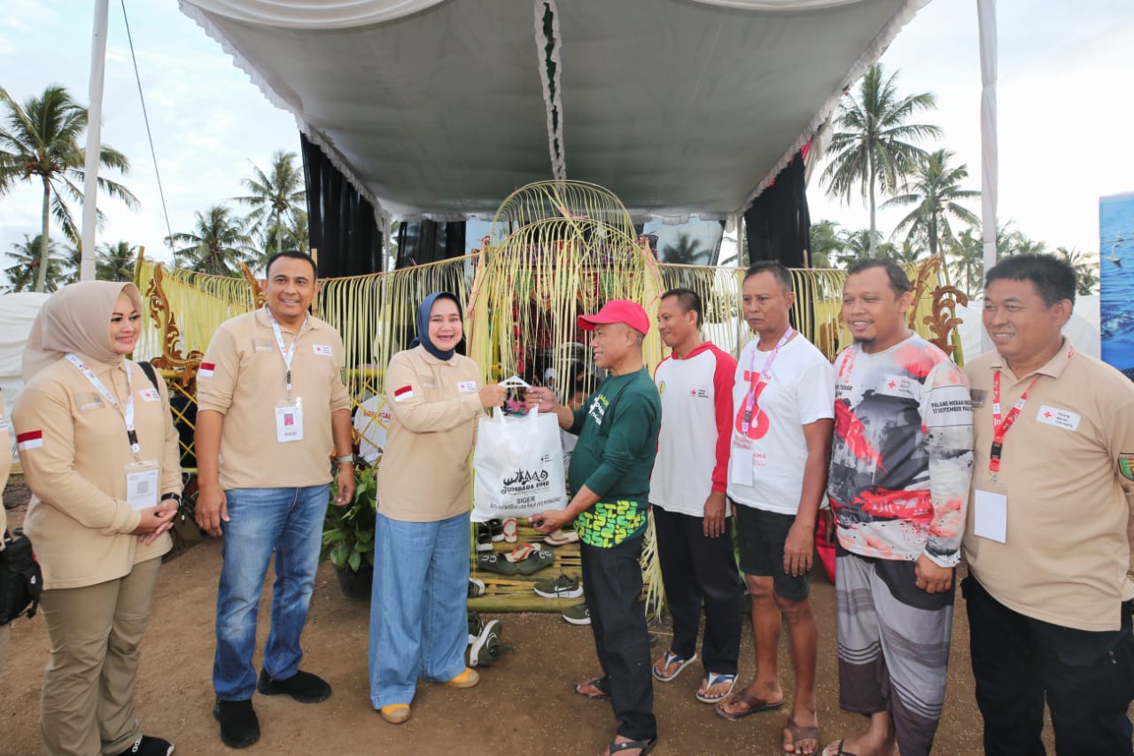 Riana Sari Arinal Berbagi Souvenir dan Paket Sembako Program Siger kepada Peserta Jumbara PMR Tingkat Nasional IX Tahun 2023